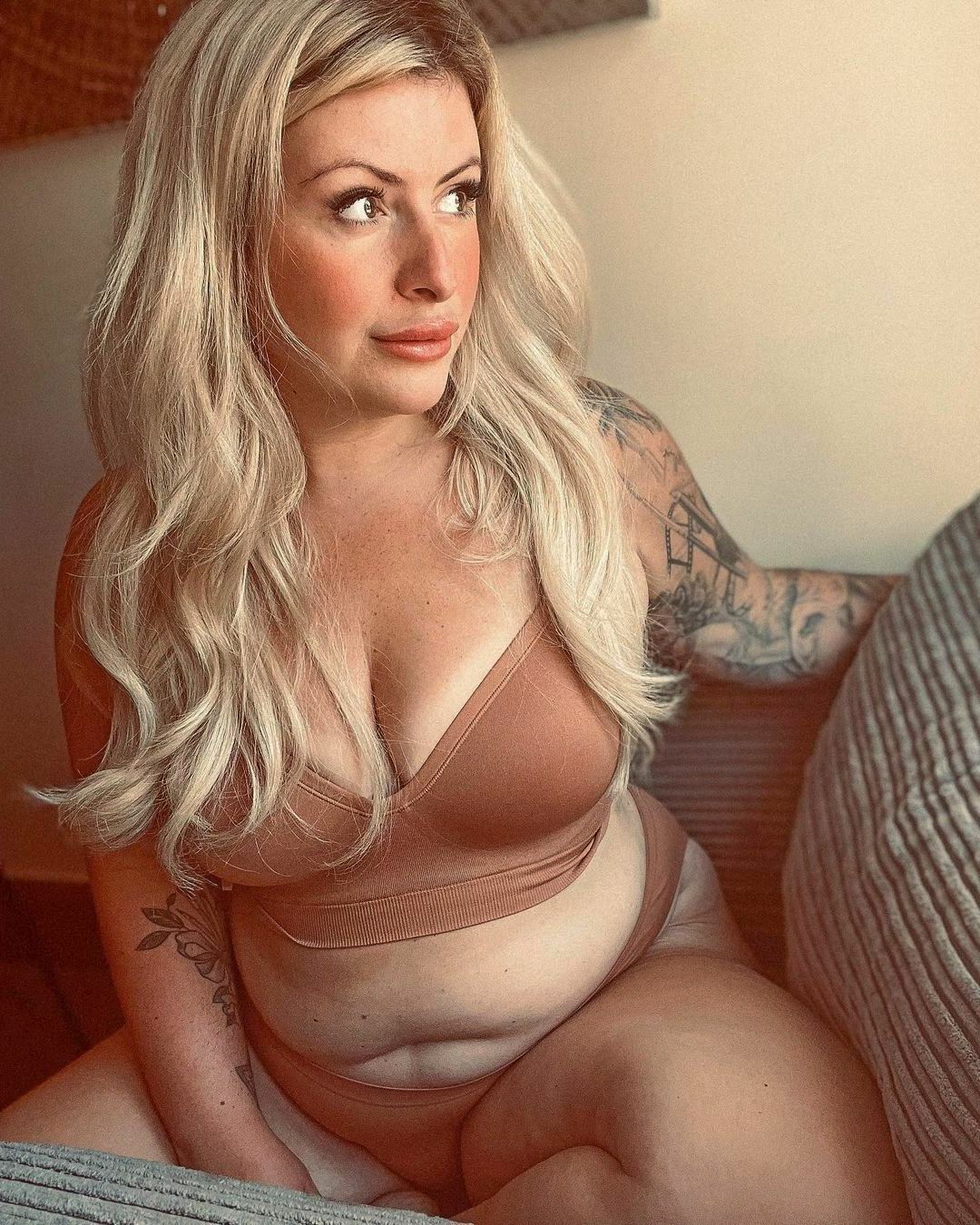 Curvy british milf loves to pose and tease — 12